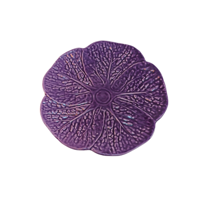 Prato decorativo roxo em forma de flor com textura detalhada