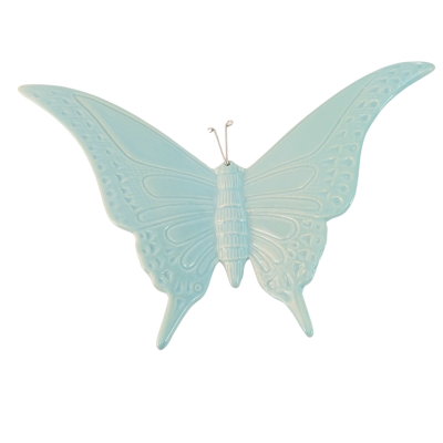 Escultura decorativa de borboleta azul clara em cerâmica com relevo e antenas de metal