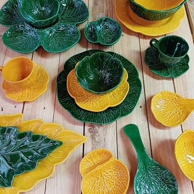 Conjunto de loiças em cerâmica verde e amarelo com textura de folhas e pétalas