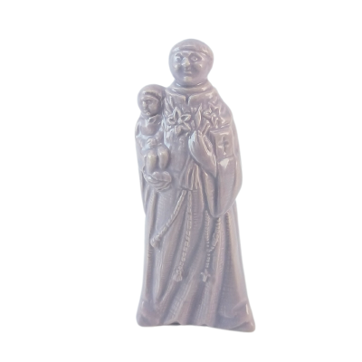 Estátua cinzenta de figura religiosa com criança em fundo branco