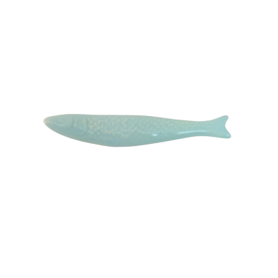 Objeto de cerâmica azul em forma de peixe com textura de escamas