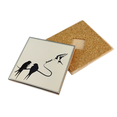 Conjunto de duas bases de copos quadradas com design de aves e cortiça.