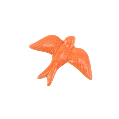 Pássaro decorativo de cerâmica laranja sobre fundo branco