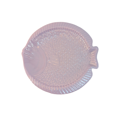 Prato cerâmico rosa em formato de peixe com textura em escamas