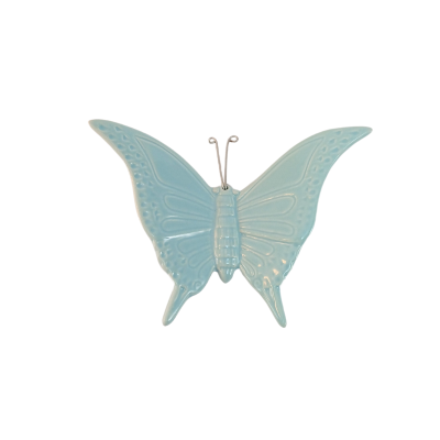 Borboleta decorativa de cerâmica azul clara com asas detalhadas