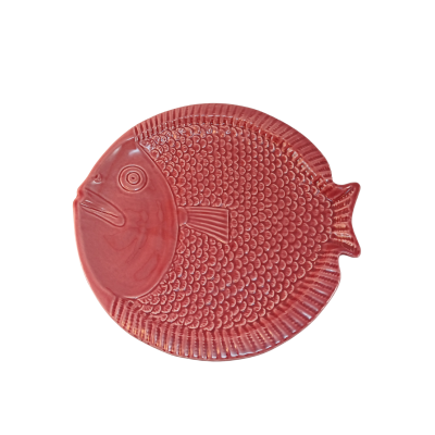 Prato cerâmico vermelho em forma de peixe com textura e detalhes