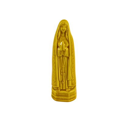 Figura religiosa dourada da Virgem Maria com rosário e base com inscrição
