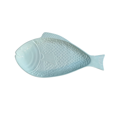 Prato de cerâmica azul claro em forma de peixe com textura de escamas