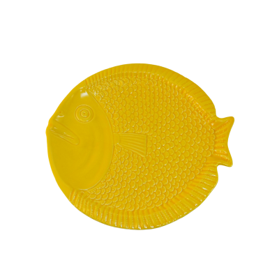 Prato amarelo de cerâmica em forma de peixe com textura de escamas