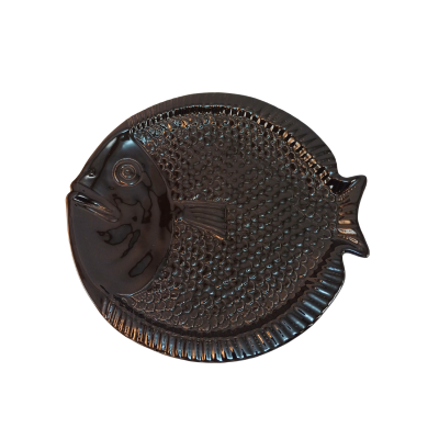 Prato decorativo de cerâmica preta em forma de peixe com detalhes em relevo.