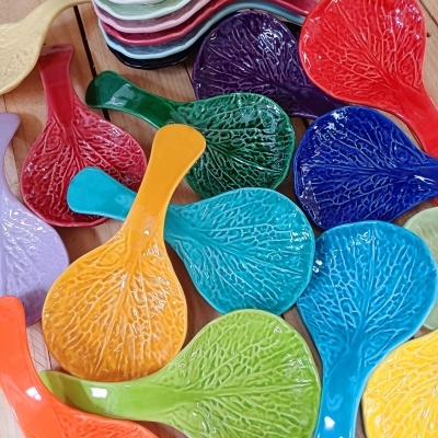 Colheres cerâmicas coloridas com textura de folha