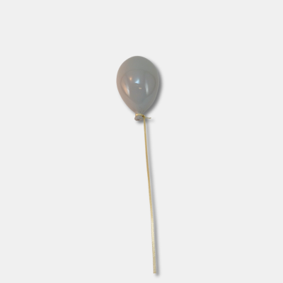 Balão cinzento com cordão amarelo claro e fundo branco