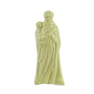 Estátua religiosa em cerâmica verde brilhante representando figura masculina com criança.