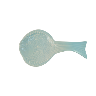 Prato decorativo azul claro em forma de peixe com detalhes texturizados.