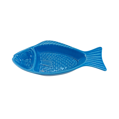 Prato cerâmico azul em forma de peixe com textura detalhada
