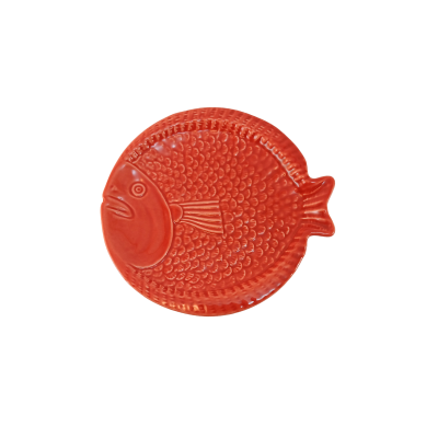 Prato vermelho em cerâmica em forma de peixe com textura de escamas e relevo