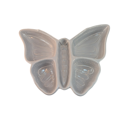 Prato cerâmico branco em forma de borboleta com relevos.