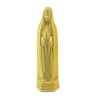 Estátua amarela de Nossa Senhora de Fátima em cerâmica com base escrita FÁTIMA PORTUGAL