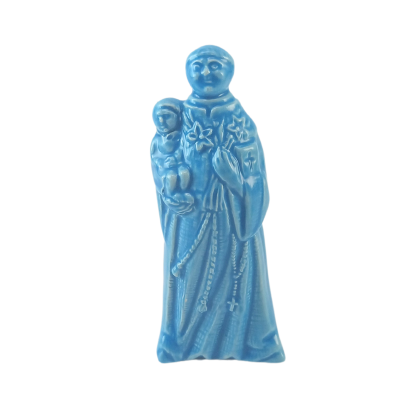 Estátua azul em cerâmica de figura religiosa com criança e detalhes de rosário