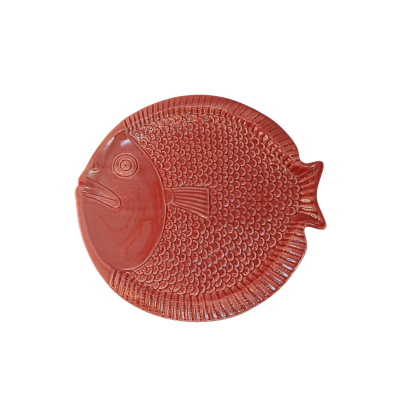 Prato decorativo em cerâmica com formato e textura de peixe cor terracota