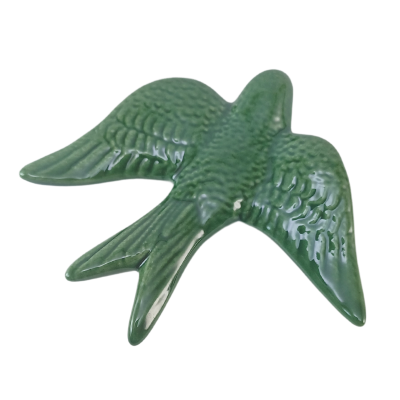 Figurinha decorativa em cerâmica verde em forma de pássaro com asas abertas