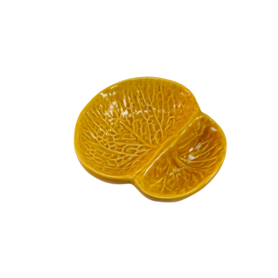 Prato amarelo decorativo em cerâmica com relevo de folhas