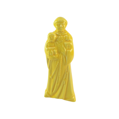 Estatueta amarela religiosa com criança, rosário e cruz