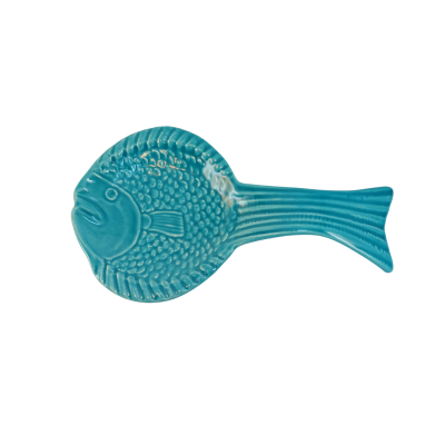 Prato decorativo azul em forma de peixe em fundo branco