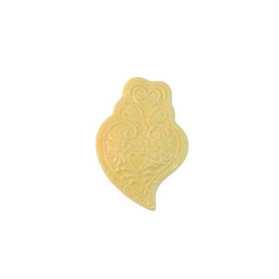 Objeto decorativo amarelo com padrões em relevo