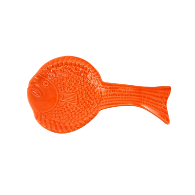 Prato cerâmico laranja em forma de peixe com escamas e olho em relevo