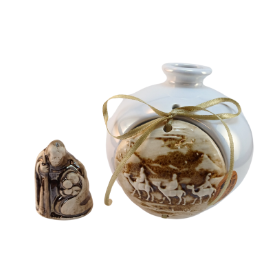 Conjunto cerâmico decorativo com figura e vaso branco com relevo castanho e fita dourada.