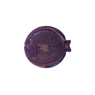 Prato decorativo cerâmico em forma de peixe roxo com textura de escamas
