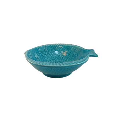 Tigela cerâmica azul em forma de peixe com textura de escamas