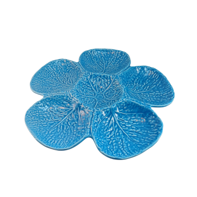 Prato em cerâmica azul formato flor com textura de folhas