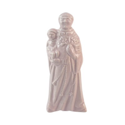 Figurinha branca em cerâmica de figura religiosa com criança e detalhes de flores e rosário.