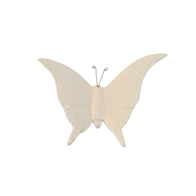 Figura decorativa de borboleta branca em cerâmica com antenas em metal