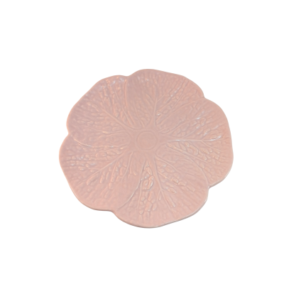 Prato de cerâmica rosa em forma de flor com textura detalhada