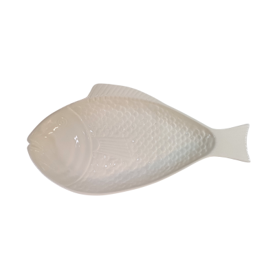 Prato em cerâmica branca em forma de peixe com textura de escamas