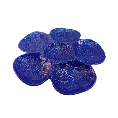 Prato decorativo em cerâmica azul em forma de folhas com textura brilhante