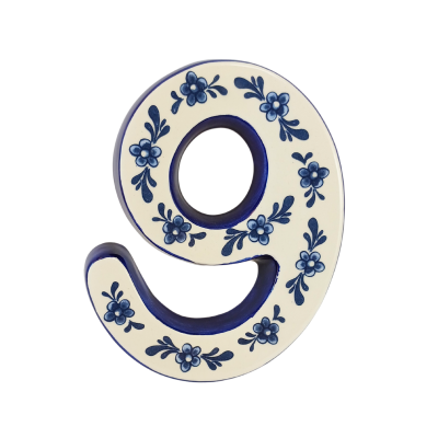 Número cerâmico decorativo 9 com flores azuis