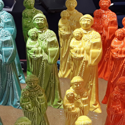 Estatuetas coloridas de santos em cerâmica brilhante