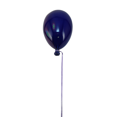 Balão azul escuro com corda em fundo branco