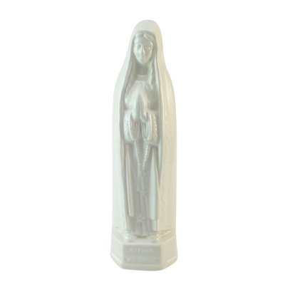 Estátua branca de Nossa Senhora de Fátima com terço e base com texto