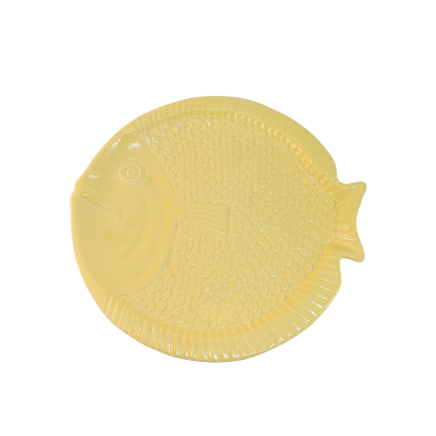 Prato amarelo em forma de peixe com textura de escamas
