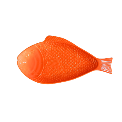 Prato cerâmico laranja em forma de peixe detalhado