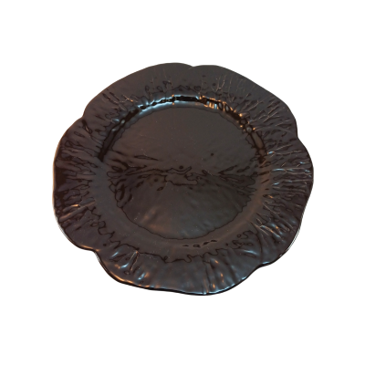 Prato decorativo preto com textura ondulada e bordas arredondadas