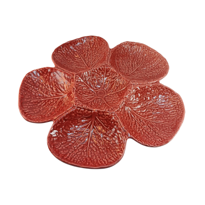 Prato cerâmica vermelho em forma de flor com textura em relevo