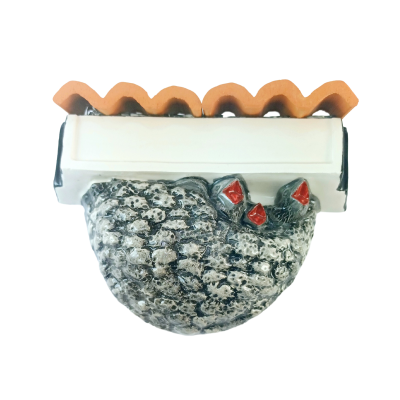 Escultura decorativa de cerâmica em forma de ovelha cinzenta com detalhes vermelhos