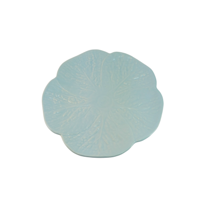 Prato azul claro com forma de flor e texturas em relevo