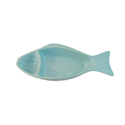 Prato azul claro em forma de peixe com detalhes texturizados